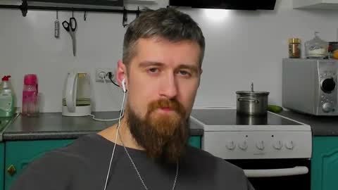 Snapshot of bearded_legend chatting on 12.17.25 Zeus online show from 12.17.25