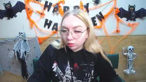 Snapshot of beatriceflyy chatting on 10.21.25 BeatriceFlyy online show from 10.21.25