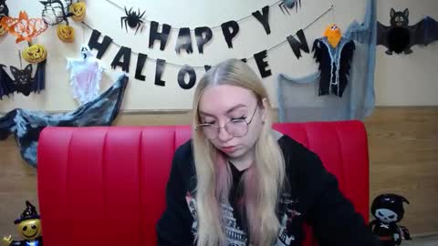 Snapshot of beatriceflyy chatting on 10.28.25 BeatriceFlyy online show from 10.28.25