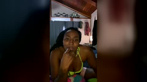 Snapshot of beatrixtheboss chatting on 12.18.25 beatrixtheboss online show from 12.18.25