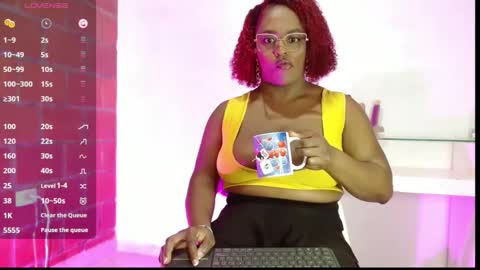 Snapshot of beatziedreams chatting on 10.28.25 Beatzie online show from 10.28.25