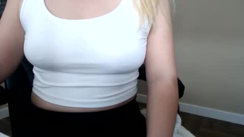 Snapshot of beauty_annyta chatting on 04.22.26 beauty_annyta online show from 04.22.26