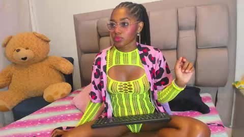 Snapshot of beauty_luci chatting on 10.07.25 beauty_luci online show from 10.07.25