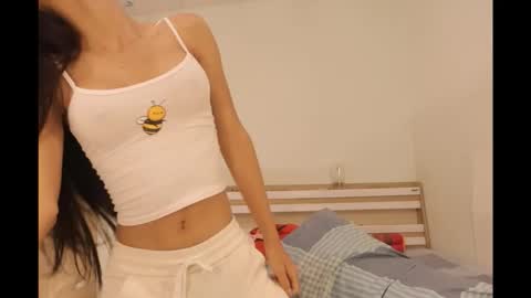 Snapshot of bee_thai chatting on 10.03.25 bee_thai online show from 10.03.25