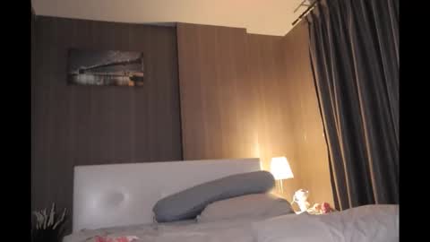 Snapshot of bee_thai chatting on 12.18.25 bee_thai online show from 12.18.25