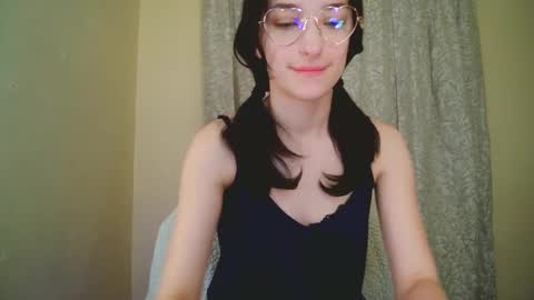 Snapshot of beezlebabee chatting on 09.08.25 Mia online show from 09.08.25