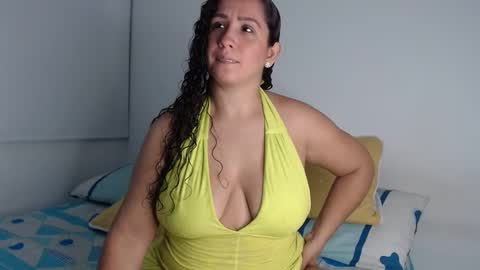 Snapshot of bela_hadid05 chatting on 10.14.25 hadid online show from 10.14.25