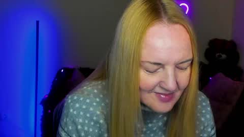 Snapshot of bella_hadatt chatting on 04.11.26 Bella online show from 04.11.26