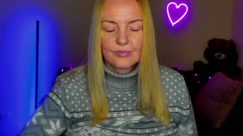 Snapshot of bella_hadatt chatting on 04.11.26 Bella online show from 04.11.26