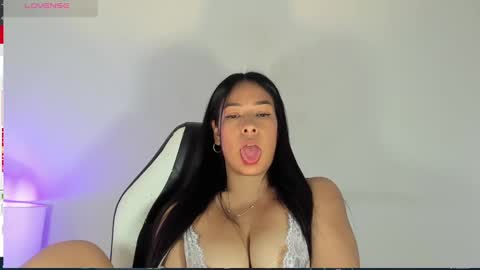 Snapshot of bella_hadid1_ chatting on 02.24.25 Laura online show from 02.24.25