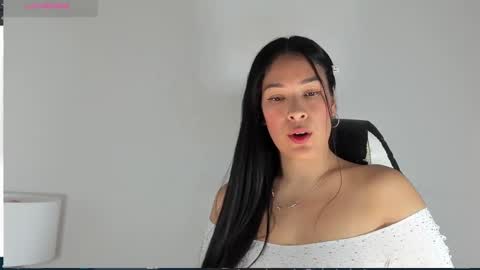 Snapshot of bella_hadid1_ chatting on 03.02.25 Laura online show from 03.02.25
