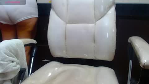Snapshot of bella_lady_1_ chatting on 01.22.25 lady online show from 01.22.25