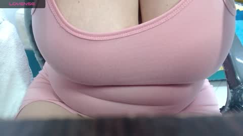 Snapshot of bella_lady_1_ chatting on 01.30.25 lady online show from 01.30.25