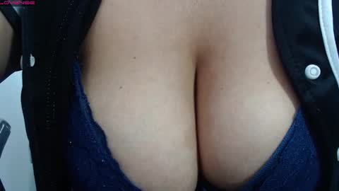 Snapshot of bella_lady_1_ chatting on 02.14.25 lady online show from 02.14.25