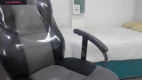 Snapshot of bella_lady_1_ chatting on 02.26.25 lady online show from 02.26.25