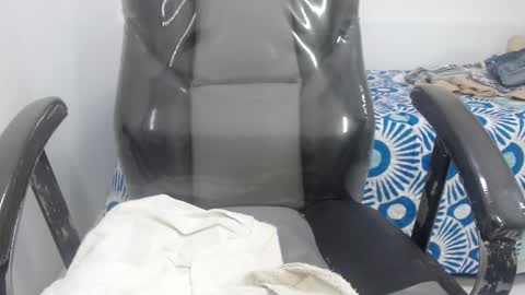 Snapshot of bella_lady_1_ chatting on 03.04.25 lady online show from 03.04.25