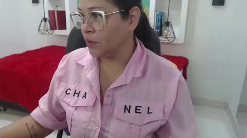 Snapshot of bella_lady_1_ chatting on 09.29.25 lady online show from 09.29.25