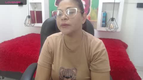 Snapshot of bella_lady_1_ chatting on 09.30.25 lady online show from 09.30.25
