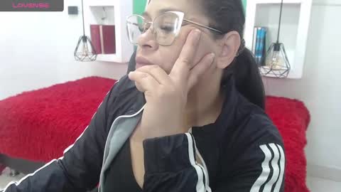 Snapshot of bella_lady_1_ chatting on 10.01.25 lady online show from 10.01.25