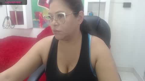 Snapshot of bella_lady_1_ chatting on 10.02.25 lady online show from 10.02.25