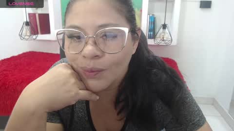 Snapshot of bella_lady_1_ chatting on 10.03.25 lady online show from 10.03.25