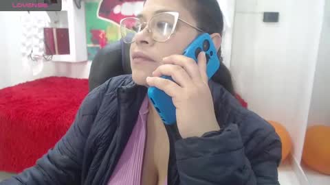 Snapshot of bella_lady_1_ chatting on 10.20.25 lady online show from 10.20.25