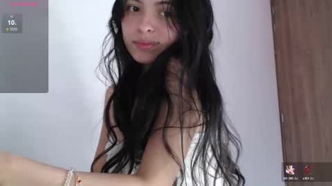 Snapshot of bella_musee chatting on 12.30.24 online show from 12.30.24