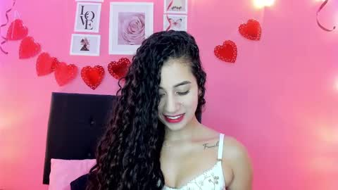 Bella Ponce  online show from 03.04.25