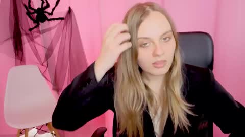 Snapshot of bella_swonn_ chatting on 11.24.25 Bella online show from 11.24.25