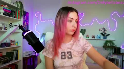 Snapshot of bellabeauu chatting on 06.18.26 bella beau online show from 06.18.26