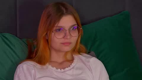 Snapshot of bellamarebelle chatting on 10.18.25 BellaMarebelle online show from 10.18.25