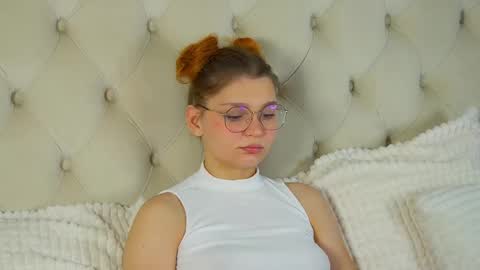 Snapshot of bellamarebelle chatting on 11.18.25 BellaMarebelle online show from 11.18.25