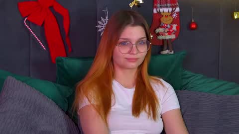 Snapshot of bellamarebelle chatting on 12.18.25 BellaMarebelle online show from 12.18.25