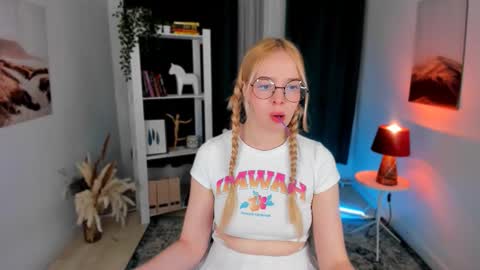 Snapshot of bellamontgomery chatting on 09.10.25 Bella online show from 09.10.25