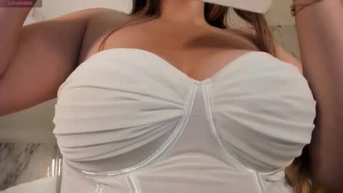 Snapshot of bellarosex1 chatting on 09.25.25 Bella Rose online show from 09.25.25