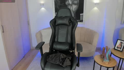 CALL ME BELLA online show from 04.05.26