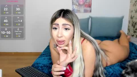 Snapshot of belle_hallle chatting on 12.12.24 LucyJelly online show from 12.12.24