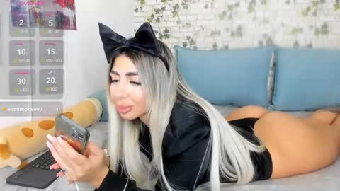 Snapshot of belle_hallle chatting on 01.06.25 LucyJelly online show from 01.06.25