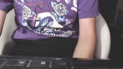 Snapshot of benijamin chatting on 11.30.25 benijamin online show from 11.30.25