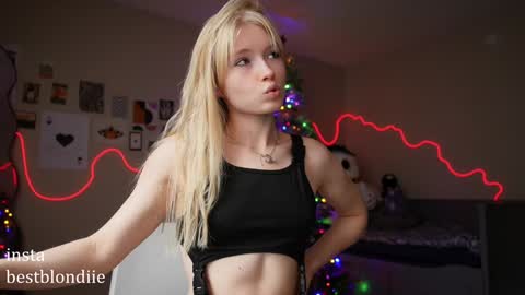 Snapshot of bestblondiiecb chatting on 12.29.24 Chloe Next stream on Friday online show from 12.29.24