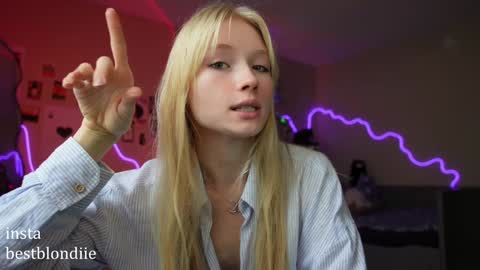 Snapshot of bestblondiiecb chatting on 01.03.25 Chloe Next stream on Friday online show from 01.03.25