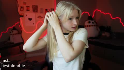Snapshot of bestblondiiecb chatting on 01.17.25 Chloe Next stream on Friday online show from 01.17.25