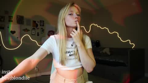 Snapshot of bestblondiiecb chatting on 01.26.25 Chloe Next stream on Friday online show from 01.26.25