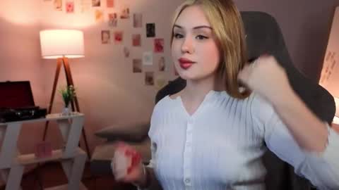 Snapshot of betterdayswithme chatting on 12.19.25 betterdayswithme online show from 12.19.25