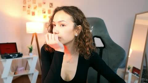 Snapshot of beverlyclub chatting on 04.11.26 Lilly online show from 04.11.26