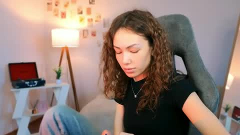 Snapshot of beverlyclub chatting on 04.16.26 Lilly online show from 04.16.26