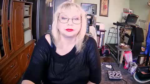 BeverlyQCynia online show from 09.28.25