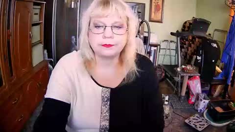 BeverlyQCynia online show from 10.04.25