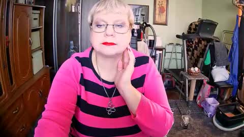 BeverlyQCynia online show from 10.23.25