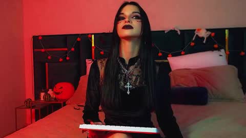 Snapshot of beverlyyork chatting on 10.29.25 Beverly online show from 10.29.25